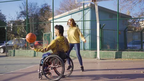 Hombre-Discapacitado-En-Silla-De-Ruedas-Jugando-Baloncesto-Con-Su-Joven-Novia.